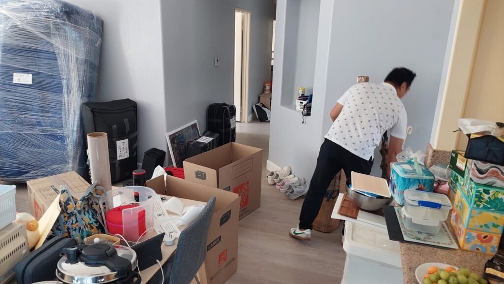 透明搬家价格计算,性价比远超同行: 美国跨州长途搬家的价格,一直是华人家庭最关注的核心问题,168 Moving坚持透明计价、无隐形消费,费用计算清晰易懂,让客户明明白白消费,本次陈先生从加州长途搬家到新泽西州费用距离2800英里,主要由以下部分构成: 1. 基础运输费:按运输距离(洛杉矶→新泽西)、26尺专车车型、直达服务核算,包含燃油费、过路费、车辆损耗费;价格约$5500-6500元。 2. 人工服务费:含专业搬运团队上门拆卸家具、打包物品、装卸货物、新家组装摆放等全程人工;价格是$130/hr。 3. 包装材料费:针对实木家具、玻璃茶桌、装饰画等易碎贵重物品,使用专业防护材料的费用;价格是$400元。 4. 特殊服务费:结合现场L型通道、转弯楼梯等复杂搬运条件,提供的针对性搬运方案费用;价格约200-400元。 5. 保险服务费:全程运输保险,保障物品安全,免除后顾之忧。价格约5%全部费用。