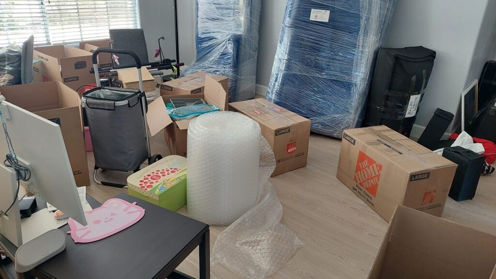 透明搬家价格计算,性价比远超同行: 美国跨州长途搬家的价格,一直是华人家庭最关注的核心问题,168 Moving坚持透明计价、无隐形消费,费用计算清晰易懂,让客户明明白白消费,本次陈先生从加州长途搬家到新泽西州费用距离2800英里,主要由以下部分构成: 1. 基础运输费:按运输距离(洛杉矶→新泽西)、26尺专车车型、直达服务核算,包含燃油费、过路费、车辆损耗费;价格约$5500-6500元。 2. 人工服务费:含专业搬运团队上门拆卸家具、打包物品、装卸货物、新家组装摆放等全程人工;价格是$130/hr。 3. 包装材料费:针对实木家具、玻璃茶桌、装饰画等易碎贵重物品,使用专业防护材料的费用;价格是$400元。 4. 特殊服务费:结合现场L型通道、转弯楼梯等复杂搬运条件,提供的针对性搬运方案费用;价格约200-400元。 5. 保险服务费:全程运输保险,保障物品安全,免除后顾之忧。价格约5%全部费用。